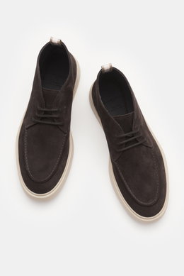 Officine Creative Desert Boot 'Frame 002' dunkelbraun, oben liegend fotografiert, edles Veloursleder, schmal zulaufende Silhouette, Drei-Loch-Schnürung, typische Grosgrain-Anziehschlaufe, ledernes Innenfutter, Laufsohle aus leichtem Kautschuk.