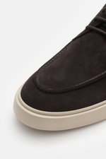Officine Creative Desert Boot 'Frame 002' dunkelbraun aus edlem Veloursleder, schmal zulaufend, Drei-Loch-Schnürung, Grosgrain-Schlaufe, Lederfutter, Kautschuksohle, Nahaufnahme von oben.