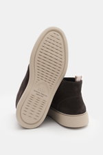 Officine Creative Desert Boot 'Frame 002' dunkelbraun, Detailaufnahme von unten und hinten, edles Veloursleder, schmal zulaufende Silhouette, Drei-Loch-Schnürung, Grosgrain-Anziehschlaufe, ledernes Innenfutter, Laufsohle aus leichtem Kautschuk.