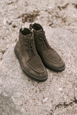 Officine Creative Schnürboot 'Frame' dunkelbraun aus edlem Veloursleder, leicht schmal zulaufend, Fünf-Loch-Schnürung, zwei Schnürhaken, Grosgrain-Schlaufe, Lederinnenfutter, seitlicher Zipper, Kautschuksohle, Frontperspektive.
