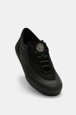 Stone Island Sneaker schwarz von schräg oben, Canvas und Veloursleder, runde Vorderkappe, Gummierung, Fünf-Loch-Schnürung, Logo-Patch, Textilfutter, Gummisohle.
