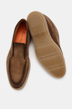 Santoni Desert Boot 'Detroit' braun aus geschmeidigem Veloursleder, schmal zulaufend mit Ziernaht, kontrastfarbigem Stitching, Lederfutter, flexible Gummisohle, Ansicht von oben und Sohle.