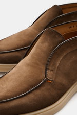 Santoni Desert Boot 'Detroit' braun aus geschmeidigem Veloursleder mit schmaler Silhouette, Ziernaht und flexibler Gummisohle, Nahaufnahme seitlich.