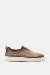 Santoni Slip-on-Sneaker 'Victory' taupe aus Veloursleder, seitliche Ansicht, schmal zulaufend, mit Gummizug, Logoprägung, Anziehschlaufe, Lederfutter, leichter Gummisohle.
