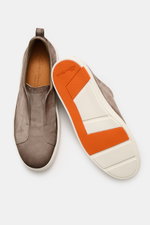 Santoni Slip-on-Sneaker 'Victory' taupe aus Veloursleder, schmal zulaufend mit Gummizug, Anziehschlaufe, Lederfutter, Gummisohle, Ansicht von oben und Sohle.