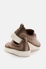 Santoni Slip-on-Sneaker 'Victory' taupe aus geschmeidigem Veloursleder, leicht schmal zulaufend mit Gummizug, Logoprägung, Anziehschlaufe, Lederfutter, Gummisohle, Rückansicht.