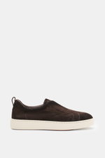 Santoni Slip-on-Sneaker 'Victory' dunkelbraun aus geschmeidigem Veloursleder, schmal zulaufend, mit Gummizug, Anziehschlaufe, Lederfutter, leichter Gummisohle, Seitenansicht.