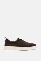 Santoni Slip-on-Sneaker 'Victory' dunkelbraun aus geschmeidigem Veloursleder, schmal zulaufend, mit Gummizug, Anziehschlaufe, Lederfutter, leichter Gummisohle, Seitenansicht.