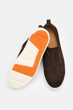 Santoni Slip-on-Sneaker 'Victory' dunkelbraun aus geschmeidigem Veloursleder, schlank, mit Gummizug, Logoprägung, Anziehschlaufe, Lederfutter, Blick von oben auf Schuh und Sohle.