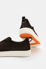 Santoni Slip-on-Sneaker 'Victory' dunkelbraun aus geschmeidigem Veloursleder, leicht schmal zulaufend, mit Gummizug-Lasche, Lederfutter, Anziehschlaufe, ultra leichter Gummisohle, Rückansicht von schräg unten.