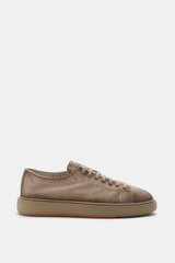 Santoni Sneaker 'Clean Icon' taupe, Seitenansicht, feines Veloursleder, runde Form, Sieben-Loch-Schnürung, Lederinnenfutter, Kautschuksohle, Logo-Patch