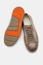 Santoni Sneaker 'Clean Icon' taupe aus feinem Veloursleder, runder Form, Sieben-Loch-Schnürung, Logo-Patch, Innenleder, leichte Kautschuksohle, Draufsicht.