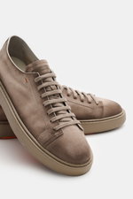 Santoni Sneaker 'Clean Icon' taupe aus feinem Veloursleder, runder Form, Sieben-Loch-Schnürung, Logo-Patch, leichte Kautschuksohle, Frontansicht.