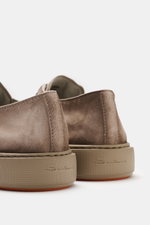 Santoni Sneaker 'Clean Icon' taupe aus feinem Veloursleder, Rückansicht mit leichter Kautschuksohle, runder Form und Logo-Patch auf der Lasche.