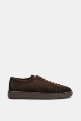 Santoni Sneaker 'Clean Icon' dunkelbraun, feines Veloursleder, sieben-Loch-Schnürung, Emblem und Logo-Patch auf Lasche, Profilansicht.