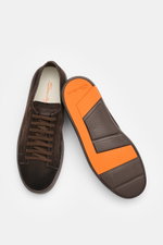 Santoni Sneaker 'Clean Icon' dunkelbraun aus feinem Veloursleder mit Sieben-Loch-Schnürung, Logo-Patch und oranger Sohle, Draufsicht und Sohle sichtbar.