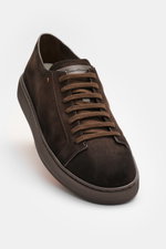 Santoni Sneaker 'Clean Icon' dunkelbraun aus feinem Veloursleder, runde Form, Sieben-Loch-Schnürung, Emblem und Logo-Patch, seitliche Ansicht.