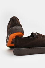 Santoni Sneaker 'Clean Icon' dunkelbraun aus feinem Veloursleder, runde Form, sieben-Loch-Schnürung, Logo-Patch, leichte Kautschuksohle, Rückansicht.