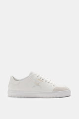 Axel Arigato Sneaker 'Clean 90' weiß shown from side view, white leather with round toe, suede overlay, gold logo, hummingbird embroidery, padded collar, contrast heel overlay, leather lining, flexible rubber sole.