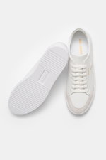 Axel Arigato Sneaker 'Clean 90' weiß shown from top and sole view, smooth leather, round toe, suede overlay, seven-eye lacing, gold logo, hummingbird embroidery, padded collar, contrast heel overlay, leather lining, flexible rubber sole.