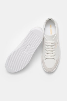 Axel Arigato Sneaker 'Clean 90' weiß shown from top and sole view, smooth leather, round toe, suede overlay, seven-eye lacing, gold logo, hummingbird embroidery, padded collar, contrast heel overlay, leather lining, flexible rubber sole.