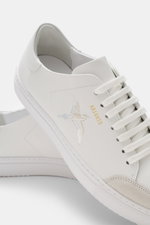 Close-up side view of Axel Arigato Sneaker 'Clean 90' weiß in white smooth leather with flexible sole and hummingbird embroidery.

Description: <p>Bei diesem Sneaker von AXEL ARIGATO handelt es sich um das typische Leder-Modell 'Clean 90' mit flexibler So