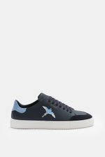 Axel Arigato Sneaker 'Clean 90' navy shown from the side, featuring smooth leather, round toe, suede overlay, seven-hole lacing, gold label embossing, hummingbird embroidery, padded collar, contrast heel overlay, leather lining, and flexible rubber sole. 