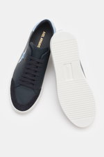 Axel Arigato Sneaker 'Clean 90' navy shown from top and sole view, smooth leather, round toe, suede overlay, hummingbird embroidery.