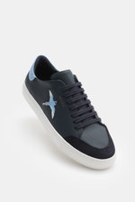 Axel Arigato Sneaker 'Clean 90' navy shown from a front-side angle, featuring smooth leather, round toe, suede overlay, seven-eye laces, gold label embossing, hummingbird embroidery, padded collar, contrasting heel overlay, leather lining, and flexible ru