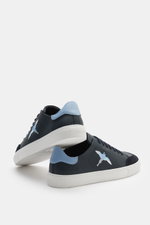 Axel Arigato Sneaker 'Clean 90' navy shown from a side and angled rear view, featuring smooth leather, round toe, suede overlay, seven-hole lacing, gold label embossing, hummingbird embroidery, padded collar, contrast heel overlay, leather lining, and fle