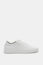 Axel Arigato Sneaker 'Clean 90' weiß shown from the side, white smooth leather, round toe, seven-eyelet lacing, gold label embossing, padded collar, leather lining, flexible rubber sole. <p>Mit seinem cleanem skandinavischen Design bereichert dieser Sneak