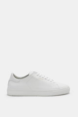 Axel Arigato Sneaker 'Clean 90' weiß shown from the side, white smooth leather, round toe, seven-eyelet lacing, gold label embossing, padded collar, leather lining, flexible rubber sole. <p>Mit seinem cleanem skandinavischen Design bereichert dieser Sneak