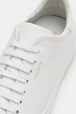 Axel Arigato Sneaker 'Clean 90' weiß in close-up from above, showing white laces, smooth leather, gold label embossing, padded collar, and leather lining. 

<p>Mit seinem cleanem skandinavischen Design bereichert dieser Sneaker 'Clean 90' von AXEL ARIGATO