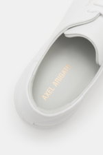 Axel Arigato Sneaker 'Clean 90' weiß shown from top view, featuring smooth white leather, round toe, seven-eyelet lacing, gold label print, padded collar, leather lining, flexible rubber sole. <p>Mit seinem cleanem skandinavischen Design bereichert dieser