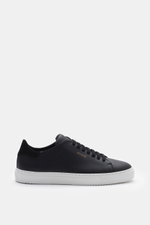 Axel Arigato Sneaker 'Clean 90' schwarz shown from side view, sleek black smooth leather with tonal suede detail, round toe, seven-eyelet lacing, gold label, padded collar, leather lining, and flexible white rubber sole. <p>Bei dem Sneaker 'Clean 90' von 