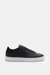 Axel Arigato Sneaker 'Clean 90' schwarz shown from side view, sleek black smooth leather with tonal suede detail, round toe, seven-eyelet lacing, gold label, padded collar, leather lining, and flexible white rubber sole. <p>Bei dem Sneaker 'Clean 90' von 