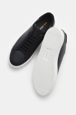 Top and sole view of Axel Arigato Sneaker 'Clean 90' schwarz, a black smooth leather sneaker with tonal suede detail, round toe, seven-eyelet lacing, gold label embossing, padded collar, leather lining, and flexible white rubber sole.

Description: <p>Bei