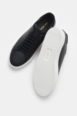 Top and sole view of Axel Arigato Sneaker 'Clean 90' schwarz, a black smooth leather sneaker with tonal suede detail, round toe, seven-eyelet lacing, gold label embossing, padded collar, leather lining, and flexible white rubber sole.

Description: <p>Bei