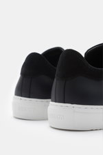 Rear close-up view of Axel Arigato Sneaker 'Clean 90' schwarz in black smooth leather with tonal suede detail and white sole.

<p>Bei dem Sneaker 'Clean 90' von AXEL ARIGATO handelt es sich um ein puristisches Glattleder-Modell mit tonalem Veloursleder-De