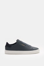 Side view of Axel Arigato Sneaker 'Clean 90' navy in sleek smooth leather with tonal suede detail, round toe, seven-eyelet lacing, gold label embossing, padded collar, leather lining, and flexible white rubber sole, ideal for smart-casual looks.