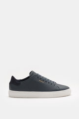 Side view of Axel Arigato Sneaker 'Clean 90' navy in sleek smooth leather with tonal suede detail, round toe, seven-eyelet lacing, gold label embossing, padded collar, leather lining, and flexible white rubber sole, ideal for smart-casual looks.