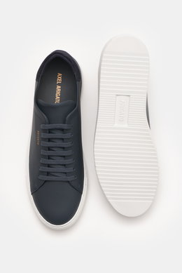 Axel Arigato Sneaker 'Clean 90' navy shown from top and sole views, featuring smooth leather, suede detail, round toe, 7-eye lacing, gold label embossing, padded collar, leather lining, and flexible rubber sole. <p>Bei diesem zurückhaltenden Sneaker von A