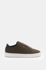 Axel Arigato Sneaker 'Clean 90' graubraun shown from side view, minimalist sneaker in noble grey-brown suede. Features round toe cap, seven-eyelet lacing, gold label embossing, padded collar, leather lining, and flexible white rubber sole. Ideal for smart