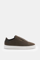 Axel Arigato Sneaker 'Clean 90' graubraun shown from side view, minimalist sneaker in noble grey-brown suede. Features round toe cap, seven-eyelet lacing, gold label embossing, padded collar, leather lining, and flexible white rubber sole. Ideal for smart