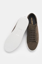 Axel Arigato Sneaker 'Clean 90' graubraun shown from top and sole view, minimalist suede leather, round toe, seven-hole lacing, gold label print, padded collar, leather lining, flexible white rubber sole.