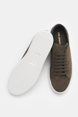 Axel Arigato Sneaker 'Clean 90' graubraun shown from top and sole view, minimalist suede leather, round toe, seven-hole lacing, gold label print, padded collar, leather lining, flexible white rubber sole.