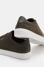 Axel Arigato Sneaker 'Clean 90' graubraun shown from the back and side, featuring edles Veloursleder, runde Vorderkappe, sieben-Loch-Schnürung, goldfarbene Label-Prägung, gepolsterter Schaftrand, Innenfutter aus Leder, and flexible Gummisohle; a minimalis