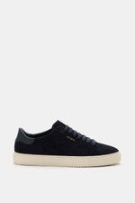Axel Arigato Sneaker 'Clean 90 Suede' navy seitlich fotografiert, edles Veloursleder, runde Vorderkappe, goldene Prägung, sieben Loch Schnürung, gepolsterter Schaftrand, Lederfutter, flexible Gummisohle.