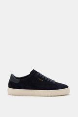 Axel Arigato Sneaker 'Clean 90 Suede' navy seitlich fotografiert, edles Veloursleder, runde Vorderkappe, goldene Prägung, sieben Loch Schnürung, gepolsterter Schaftrand, Lederfutter, flexible Gummisohle.