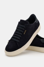 Axel Arigato Sneaker 'Clean 90 Suede' navy, frontale Nahaufnahme von oben, edles Veloursleder, runde Vorderkappe, goldene Prägung, flexible Gummisohle.